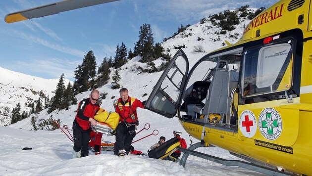 Die Pistenrettung brachte den Linzer zum Rettunghelikopter (Bild: Klemens Groh)