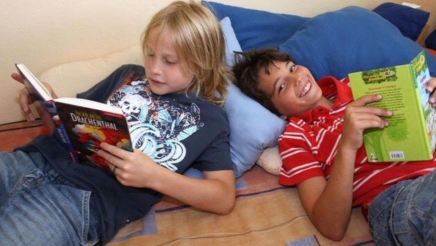 Immer mehr Kinder und Jugendliche können nicht sinnerkennend lesen. (Bild: Peter Tomschi (Symbolbild))