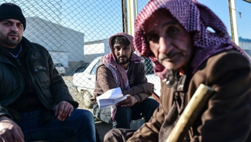 Syrische Flüchtlinge warten auf ihren Einlass in die Türkei. (Bild: APA/AFP/BULENT KILIC)