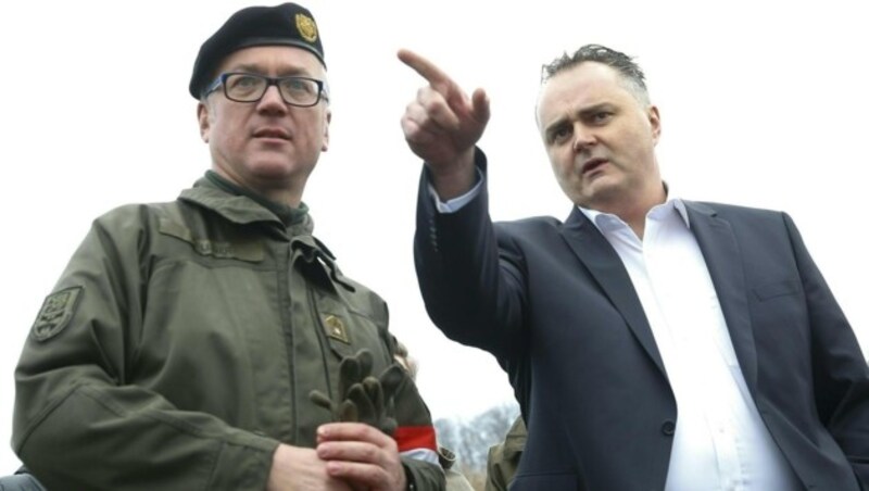 Verteidigungsminister Doskozil mit dem steirischen Militärkommandanten Heinz Zöllner in Spielfeld (Bild: APA/Erwin Scheriau)