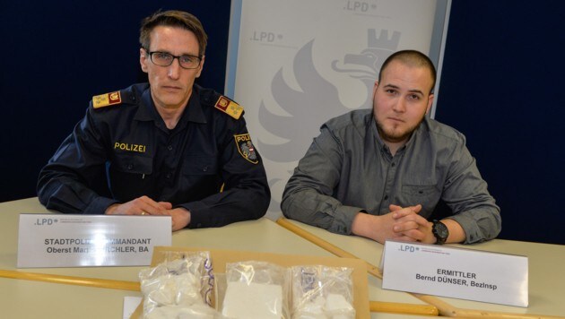 Kirchler (links) und Dünser mit den sichergestellten Drogen im Wert von 130.000 Euro. (Bild: zeitungsfoto.at/Liebl Daniel)