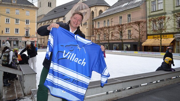 Bürgermeister Albel präsentiert die Icefever-Dress 2016, die beim Showtraining verlost wird. (Bild: Stadt Villach)