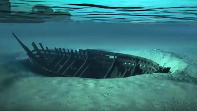 Illustration: Die freigelegte Kogge unter Wasser (Bild: YouTube.com)