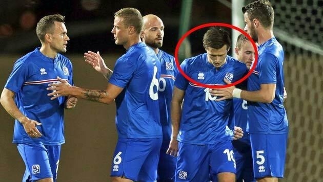 Arnor Traustason - beim Spiel der isländischen Nationalmannschaft gegen Finnland - bald bei Rapid? (Bild: EPA)