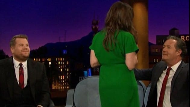 Mayim Bialik zeigt Piers Morgan ihre Brüste. (Bild: YouTube.com)