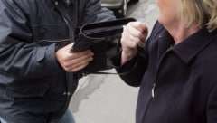 Der Täter wollte die Handtasche haben (Symbolbild) (Bild: ANDI SCHIEL (Symbolbild))