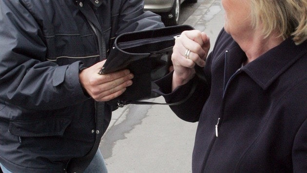 Der Täter wollte die Handtasche haben (Symbolbild) (Bild: ANDI SCHIEL (Symbolbild))