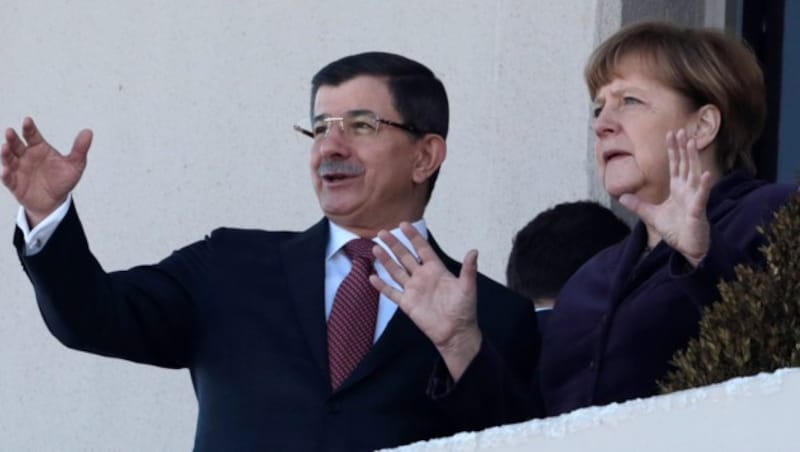Ahmet Davutoglu und Angela Merkel (Bild: AP)