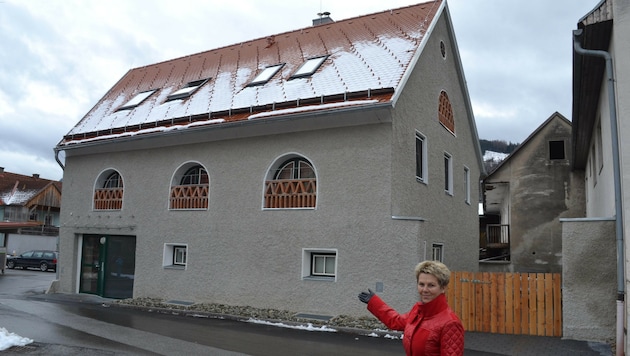 Amtsleiterin Andrea Spiegl vor dem revitalisierten Halterhaus in Oberwölz (Bild: Heinz Weeber)