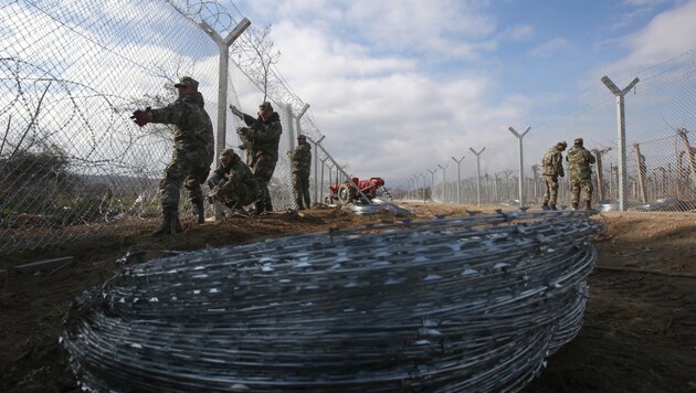 „Hier kommt niemand vorbei", symbolisieren Zäune an den Grenzen, doch sind sie wirklich eine wirksame Barriere? (Bild: AP)