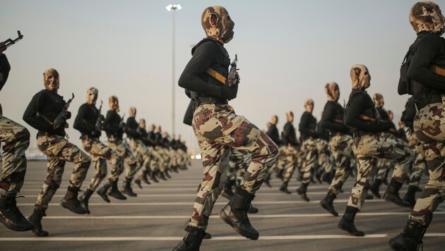Saudische Soldaten bei einer Militärparade (Bild: AP)