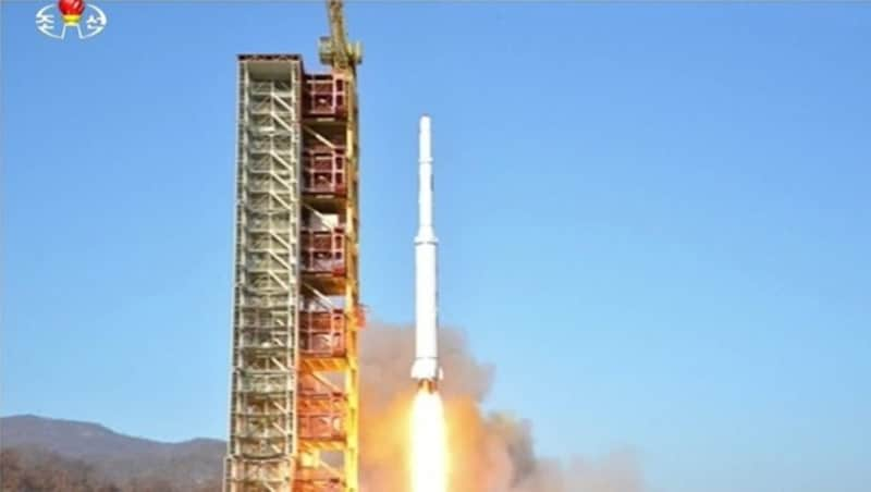 Bilder des nordkoreanischen Staatsfernsehens zeigen den Raketenstart. (Bild: APA/AFP/NORTH KOREAN TV/YONHAP)