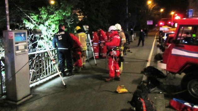 An dieser Stelle sprang der 23-jährige Grazer nachts von der Erzherzog Johann-Brücke in die Mur. (Bild: Berufsfeuerwehr Graz)