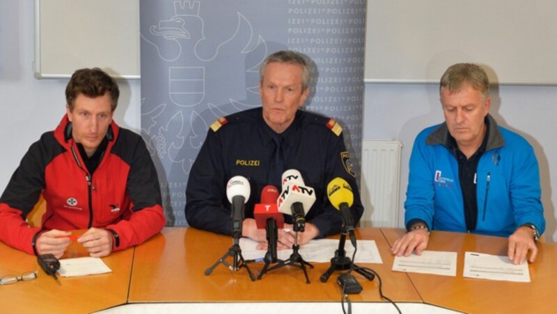 M. Waldhart, G. Niederwieser und G. Stauder bei einer Pressekonferenz nach dem Lawinenunglück (Bild: APA/ZEITUNGSFOTO.AT)