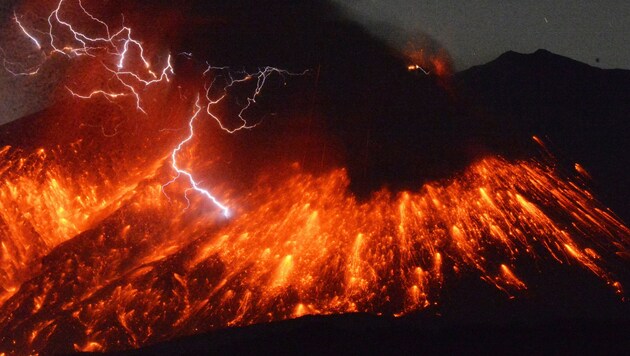 Blitze über den Lavaströmen des Vulkans Sakurajima (Bild: AP)