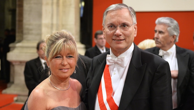 Sozialminister Alois Stöger mit Ehefrau Karin (Bild: APA/HERBERT NEUBAUER)