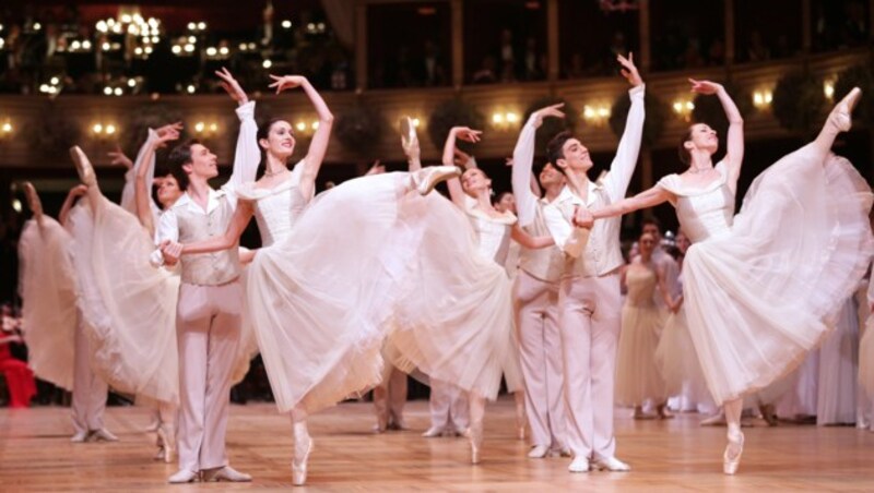 Das Staatsopernballett eröffnete den Opernball. (Bild: APA/GEORG HOCHMUTH)