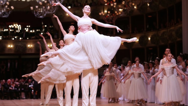 Das Staatsopernballett eröffnete den Opernball. (Bild: APA/GEORG HOCHMUTH)