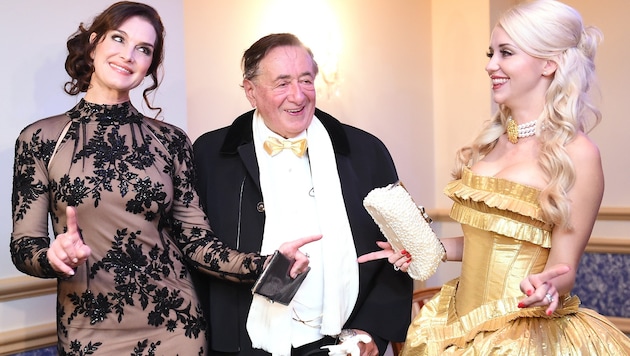 Brooke Shields mit Richard Lugner und seiner Cathy (Bild: APA/HERBERT P. OCZERET)