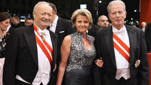 Andreas Khol und Vizekanzler Reinhold Mitterlehner mit Gattin Anna Maria (Bild: APA/HERBERT NEUBAUER)