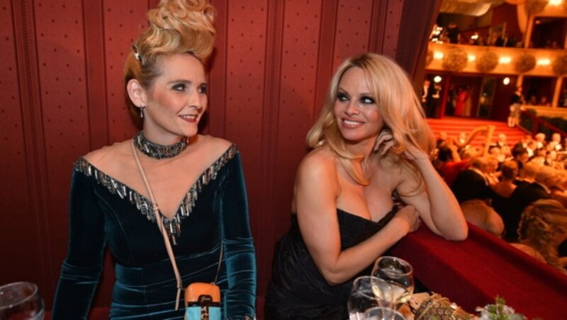 Dschungelcamperin Helena Fürst und Pamela Anderson in der Loge der "Botox Boys" (Bild: Andreas Tischler)