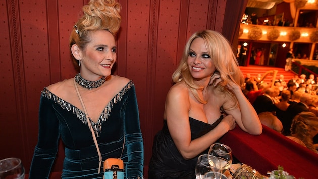 Dschungelcamperin Helena Fürst und Pamela Anderson in der Loge der "Botox Boys" (Bild: Andreas Tischler)