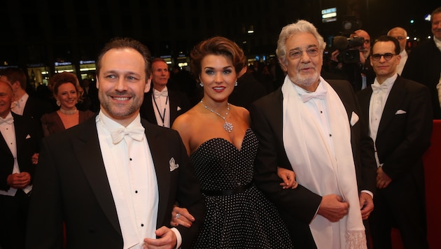 Startenor Placido Domingo mit Dirigent Sascha Goetzel und Sopranistin Olga Peretyatko vor der Oper (Bild: Klemens Groh)