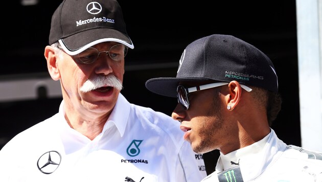 Dieter Zetsche (links) mit Weltmeister Lewis Hamilton (Bild: GEPA)