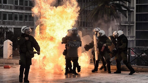 Einige vermummte Demonstranten schleuderten Molotowcocktails auf die Polizei. (Bild: APA/AFP/ARIS MESSINIS)
