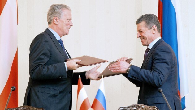 Vizekanzler Mitterlehner mit Russlands Vizepremier Kosak bei der Unterzeichnung von Verträgen (Bild: APA/PHOTONEWS.AT/GEORGES SCHNEIDER)