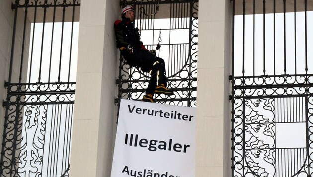 Am Denkmal vor dem Landhaus oben angelangt, rollte Unternehmer Lukas Huter seine Botschaft aus. (Bild: Andreas Fischer)