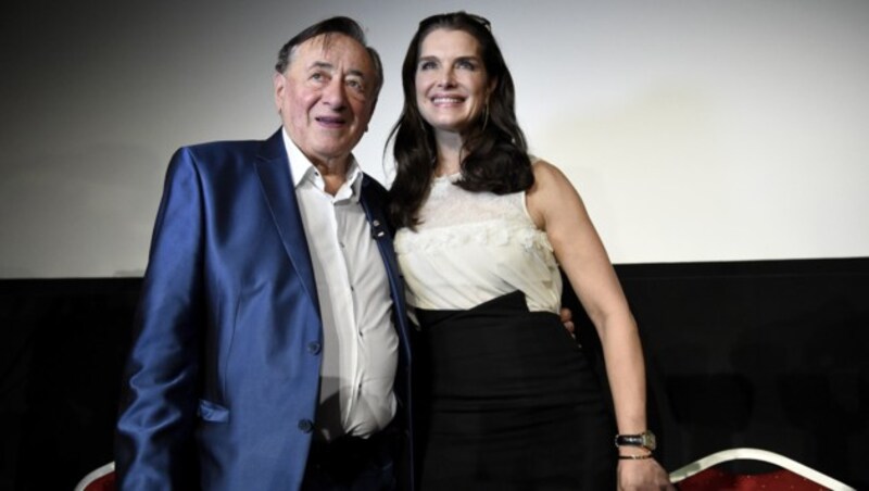 Richard Lugner präsentiert stolz seinen Opernball-Stargast Brooke Shields. (Bild: APA/HELMUT FOHRINGER)