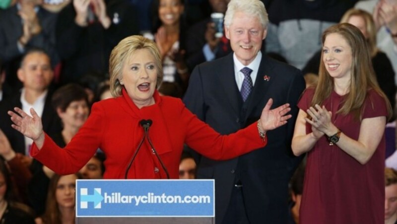 Hillary Clinton mit Ehemann Bill und Tochter Chelsea (Bild: APA/AFP/GETTY IMAGES/WIN MCNAMEE)