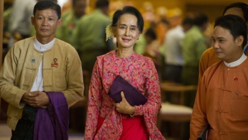 Friedensnobelpreisträgerin Aung San Suu Kyi bei ihrem Einzug ins Parlament (Bild: APA/AFP/Ye Aung Thu)