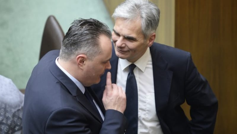 SPÖ-Verteidigungsminister Hans Peter Doskozil mit Kanzler Werner Faymann (Bild: APA/ROBERT JAEGER)