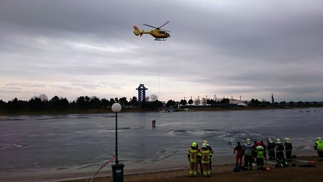 Ein Rettungshelikopter half bei der Bergung des zweiten Opfers aus seiner misslichen Lage. (Bild: FF Unterpremstätten)