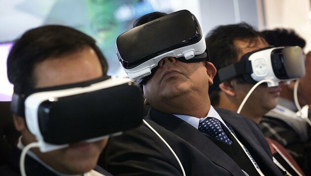 Eintauchen in eine virtuelle Realität - auch Apple setzt auf diesen Zukunftsmarkt. (Bild: APA/AFP/GETTY IMAGES/ALEX WONG)
