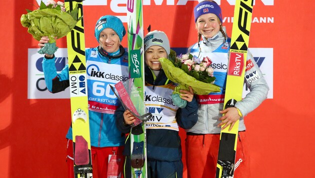 Iraschko-Stolz, Takanashi und Lundby (Bild: AP)