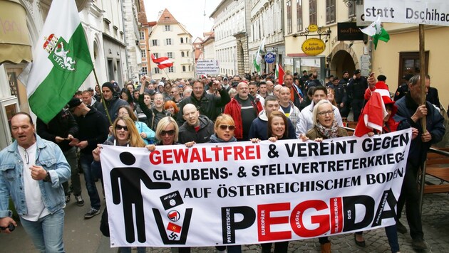 Pegida-Demo im März des Vorjahres in der Grazer Innenstadt. Die Pegida kommt am 6. Februar wieder... (Bild: Krone)