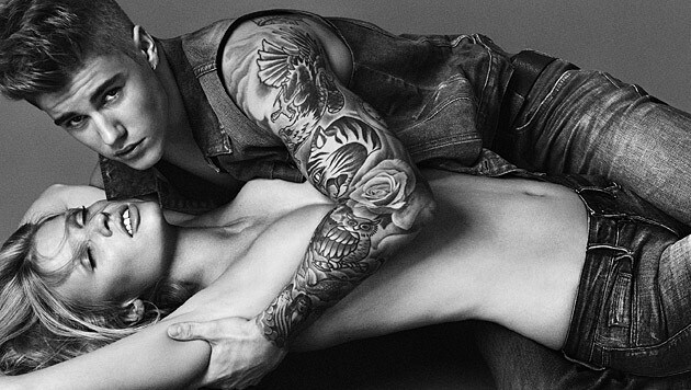 Justin Bieber legt für Calvin Klein Model Lara Stone flach. (Bild: Calvin Klein)