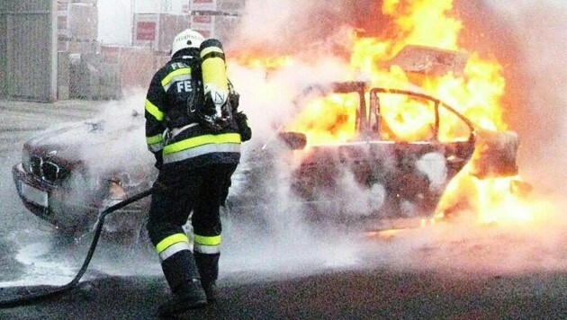 Der BMW brannte lichterloh. (Bild: APA/FF FELDBACH)
