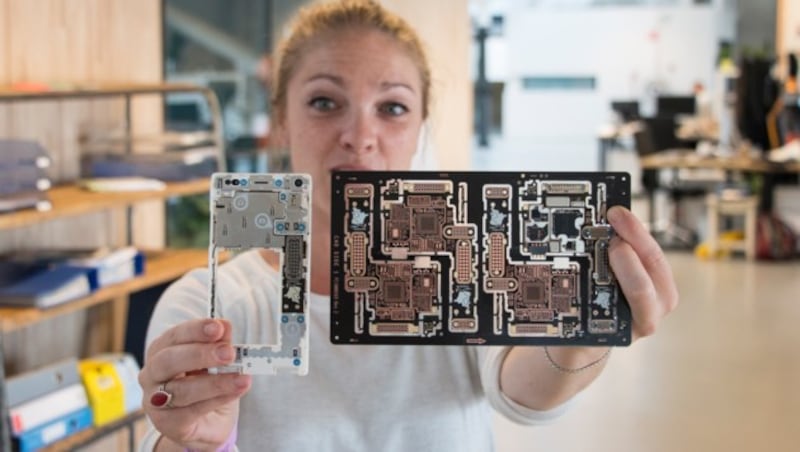 Der österreichische Hersteller AT&S bringt das Fair-Trade-Gold auf Handy-Mainboards auf. (Bild: Fairphone)