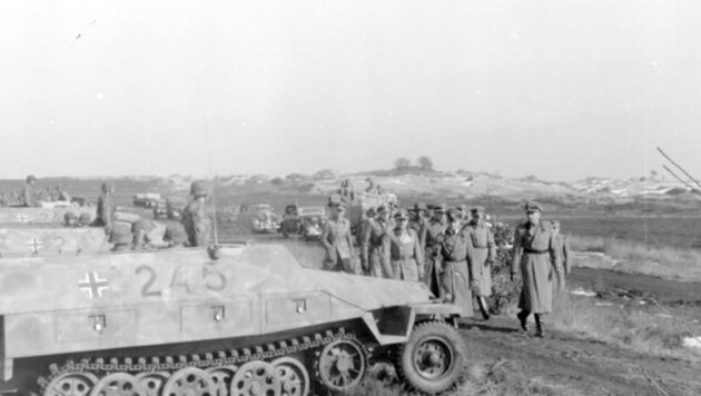 Generalfeldmarschall Gerd von Rundstedt besichtigt 1944 die 12. SS-Panzerdivision "Hitlerjugend". (Bild: Bundesarchiv)
