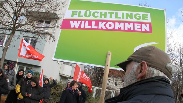 Demo vor geplantem Asylquartier in Grazer Kirchner Kaserne: Grüne heißen Flüchtlinge willkommen. (Bild: Kronenzeitung)