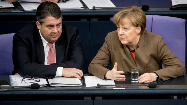 SPD-Chef Sigmar Gabriel und Kanzlerin Angela Merkel einigten sich auf das Asylpaket II. (Bild: APA/AFP/dpa/MICHAEL KAPPELER)