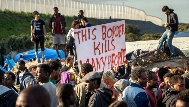 Flüchtlingsprotest im "Dschungel" von Calais (Bild: APA/AFP/PHILIPPE HUGUEN)
