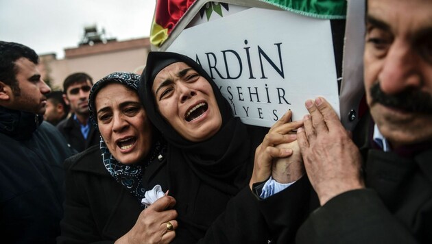 Trauernde Angehörige eines Kurden in der südostanatolischen Stadt Dargecit (Bild: APA/AFP/BULENT KILIC)