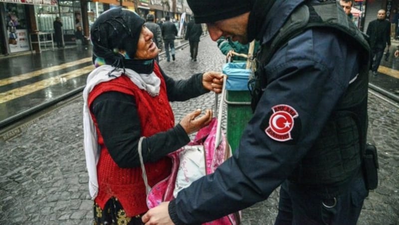 Ausgangssperren und regelmäßige Personenkontrollen in den Kurdengebieten (Bild: APA/AFP/ILYAS AKENGIN)