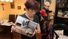 Das 72-jährige Vergewaltigungsopfer mit seiner Tochter und einem Bild von Hündin "Gina" (Bild: Reinhard Judt)