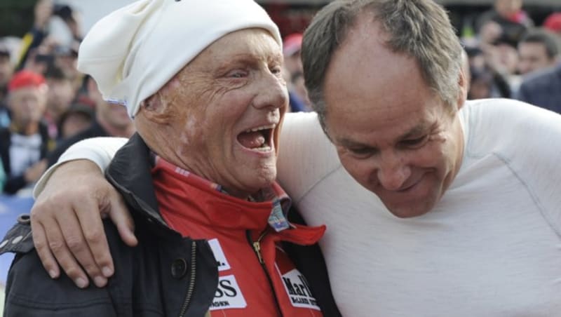 Gerhard Berger (re.) mit Niki Lauda bei einem Legendenrennen (Bild: APA/HANS KLAUS TECHT)